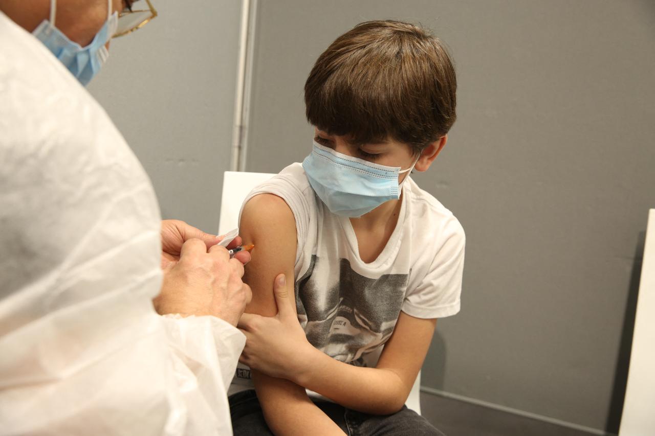 France Extends Vaccination To 5-11 Year-Old Kids - Paris