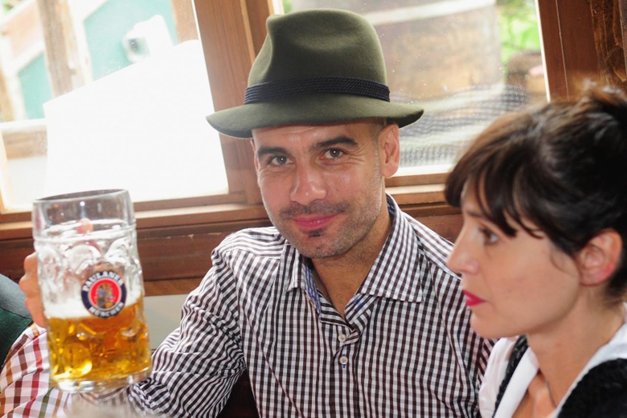 'Josep Guardiola, head coach of Bayern Muenchen and his wife Cristina Guardiola attend the Oktoberfest 2013 beer festival at Kaefers Wiesenschaenke in Munich, Germany, 06 October 2013. Photo: LENNART 