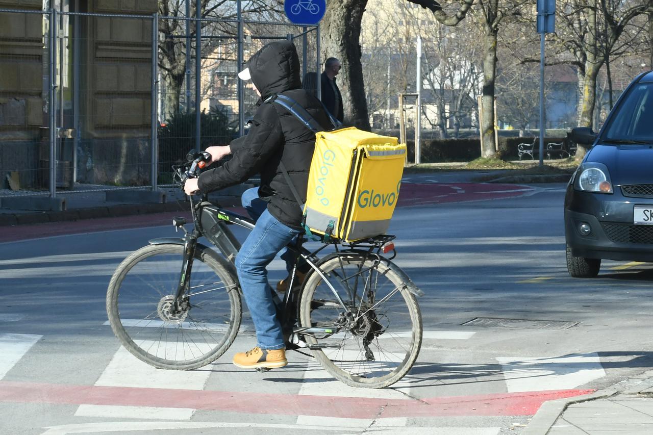Glovo dostavljač biciklom razvozi narudžbe po cijelom gradu