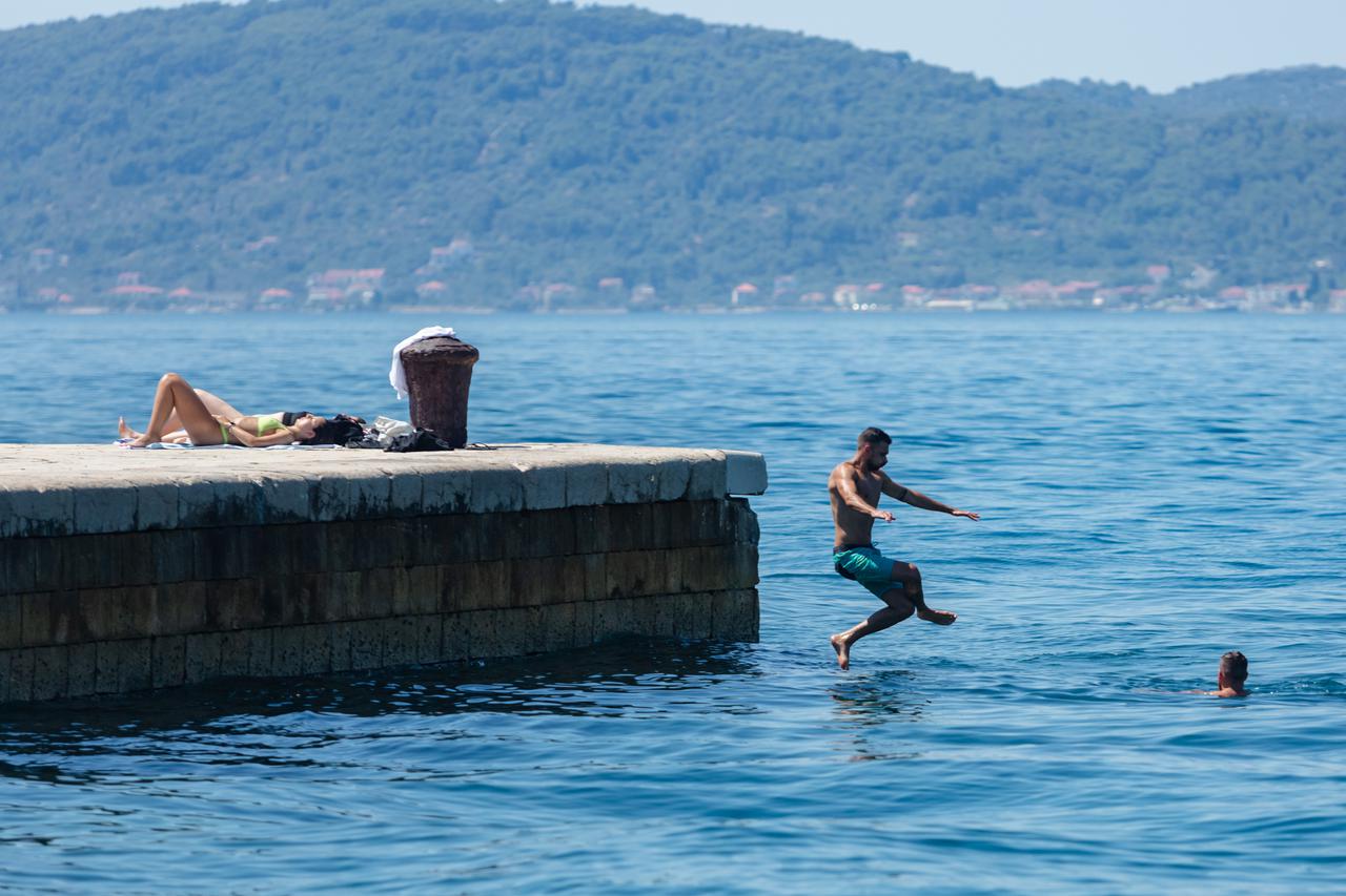 Turisti i turistički brodovi okupirali Zadar