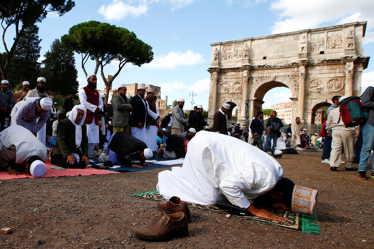 Muslims hold Friday prayers in front of the Colosseum in Rome, Italy October 21, 2016, to protest against the closure of unlicensed mosques.  REUTERS/Tony Gentile