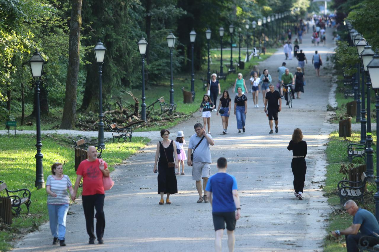 Zagreb: Gra?ani u popodnevnoj šetnji parkom Maksimirom