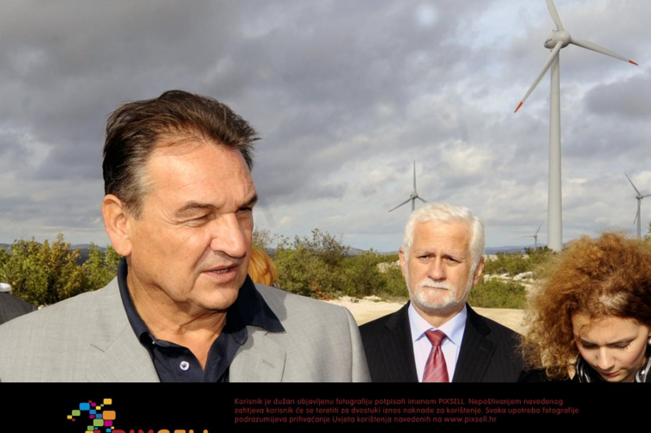 '15.10.2012., Dugopolje - Ministar gospodarstva Radimir Cacic obisao je vjetropark tvrtke Koncar na Pometenom brdu Photo: Tino Juric/PIXSELL'