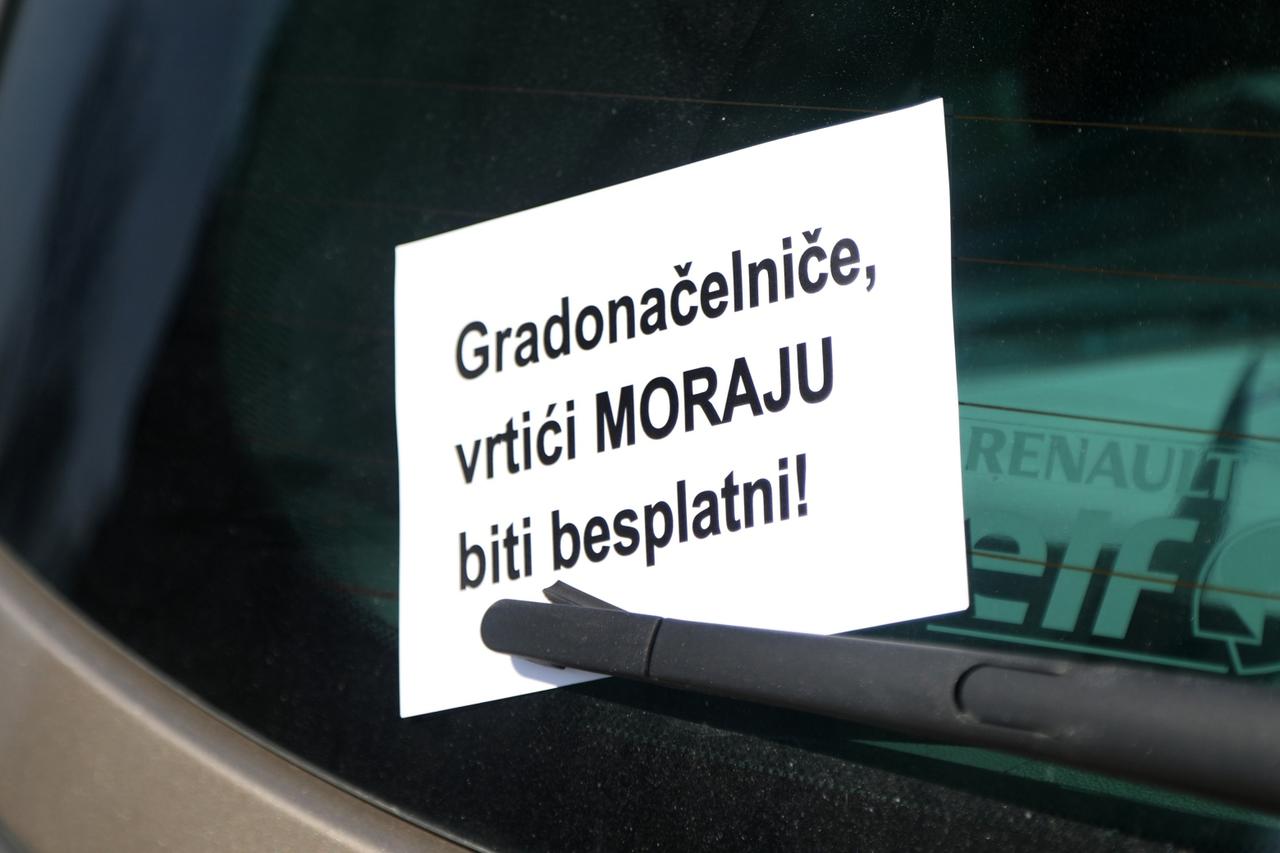 Gradonačelniku ostavljena poruka na parkiranim automobilima 'Gradonačelniče,vrtići moraju biti besplatni'