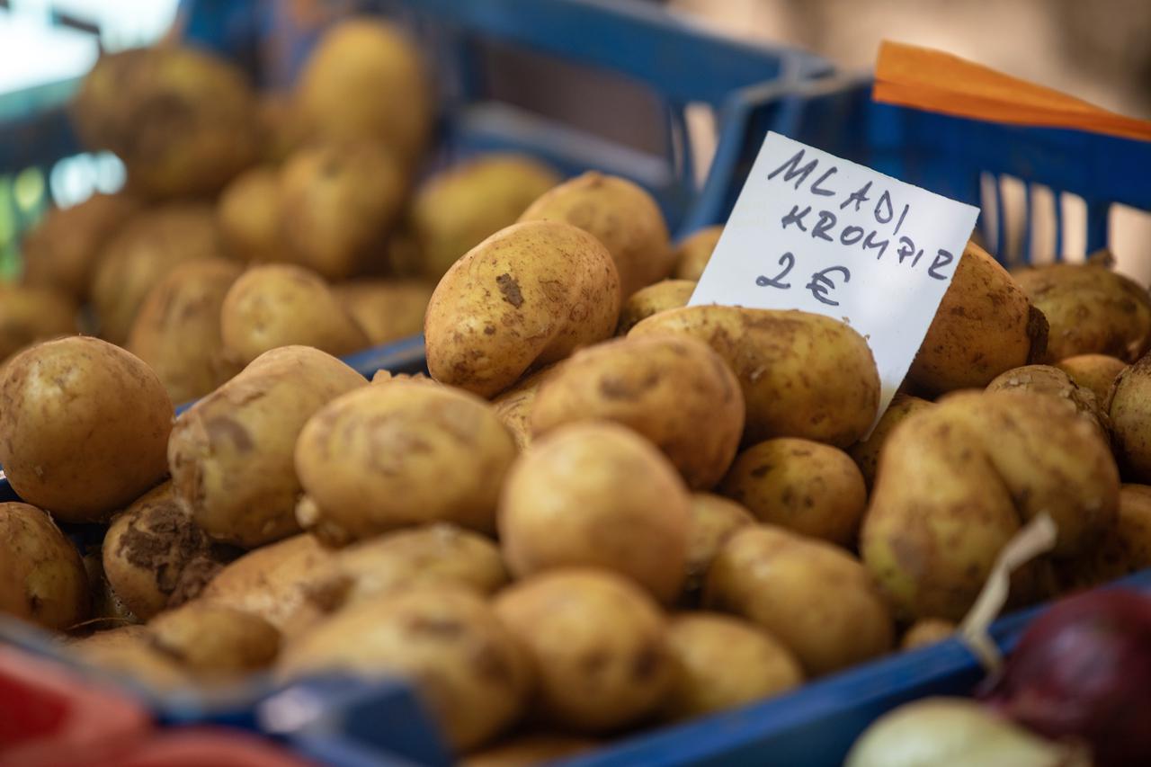 Pula: Bogata ponuda voća i povrća na gradskoj tržnici