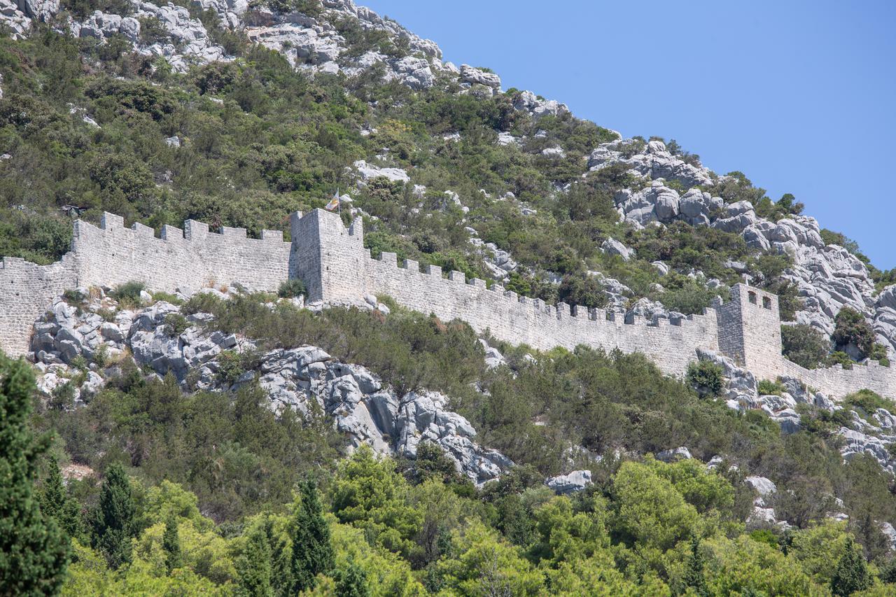Stonske zidine su jedan od najvećih srednjovjekovnih fortifikacijsko-urbanistickih pothvata