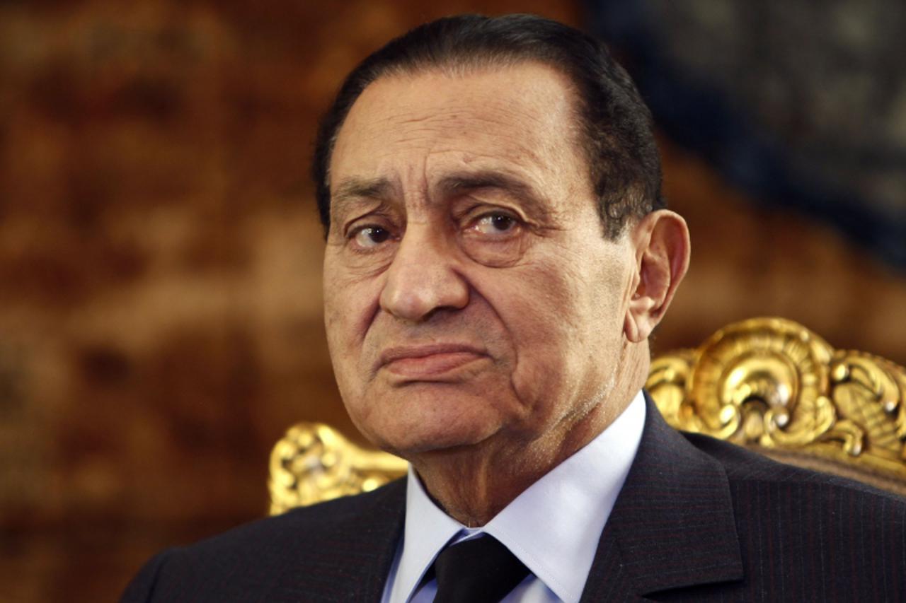 \'Egypt\'s President Hosni Mubarak attends a meeting with South Africa\'s President Jacob Zuma at the presidential palace in Cairo in this October 19, 2010 file photo. Egypt\'s public prosecutor has o