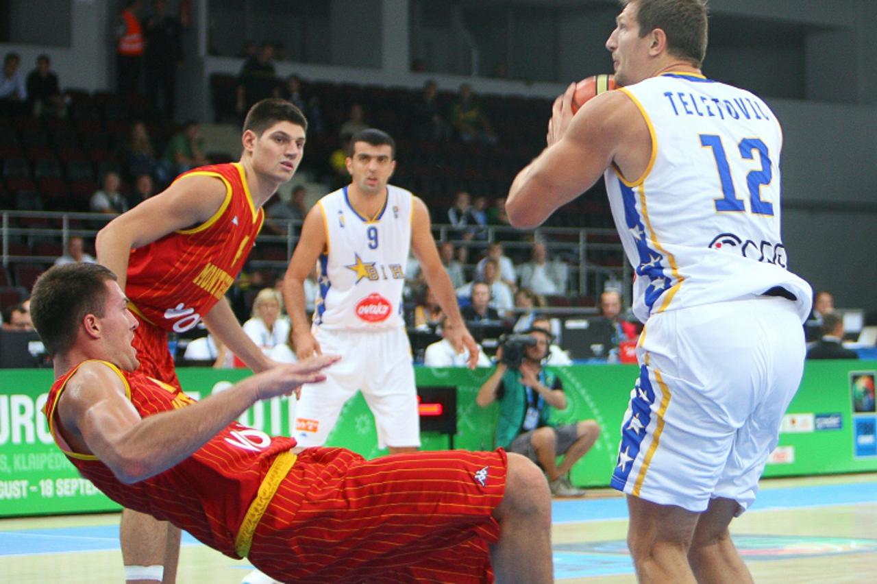 \'Bosnia and Herzegovina\'s Mirza Teletovic (R) vies with Montenegro\'s Vladimir Dragicevic (L) during the EuroBasket 2011 first round group C match between Montenegro and Bosnia and Herzegovina at th