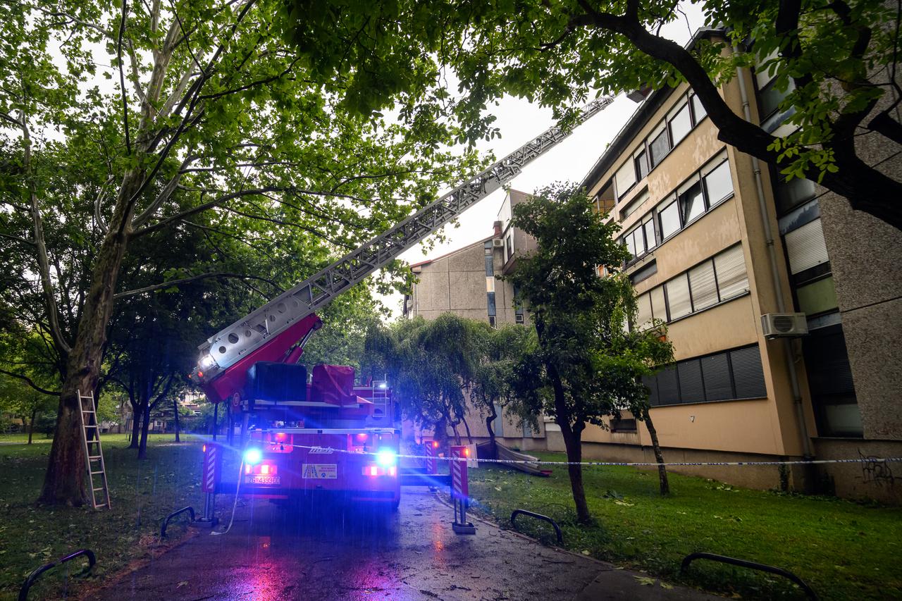 Olujno nevrijeme koje je poharalo Zagreb odnijelo je dio limenog krova sa stambene zgrade