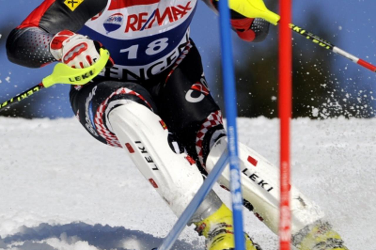 \'Croatia\'s Ivica Kostelic clears a gate during the slalom event on his way to win the men\'s super combined race at the FIS Alpine Skiing World Cup on January 14, 2011 in Wengen. AFP PHOTO / FABRICE