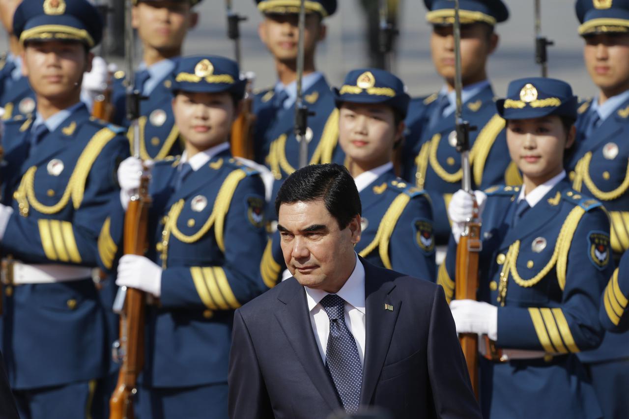 Turkmenistan's President Gurbanguly Berdimuhamedov inspects honour guards during a welcoming ceremony outside the Great Hall of the People, in Beijing, May 12, 2014. REUTERS/Jason Lee (CHINA - Tags: POLITICS)