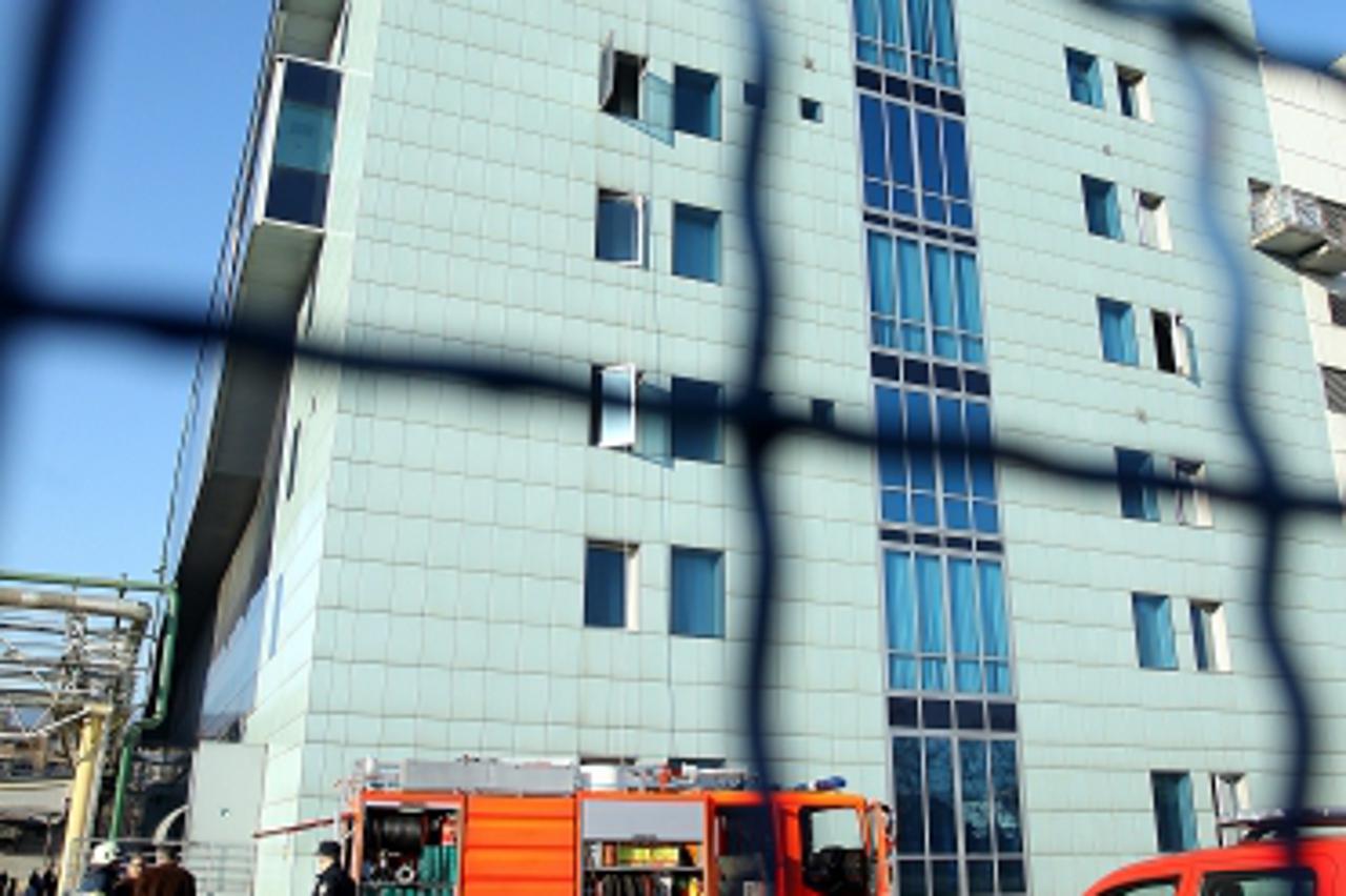 \'16.03.2012., Zagreb - U pozaru koji je izbio u pogonu Plive u Cankarevoj ulici na zagrebackom Crnomercu ozlijedjeno je sedmero ljudi. Pozar je stabiliziran, ali zbog velike koncentracije dima vatrog