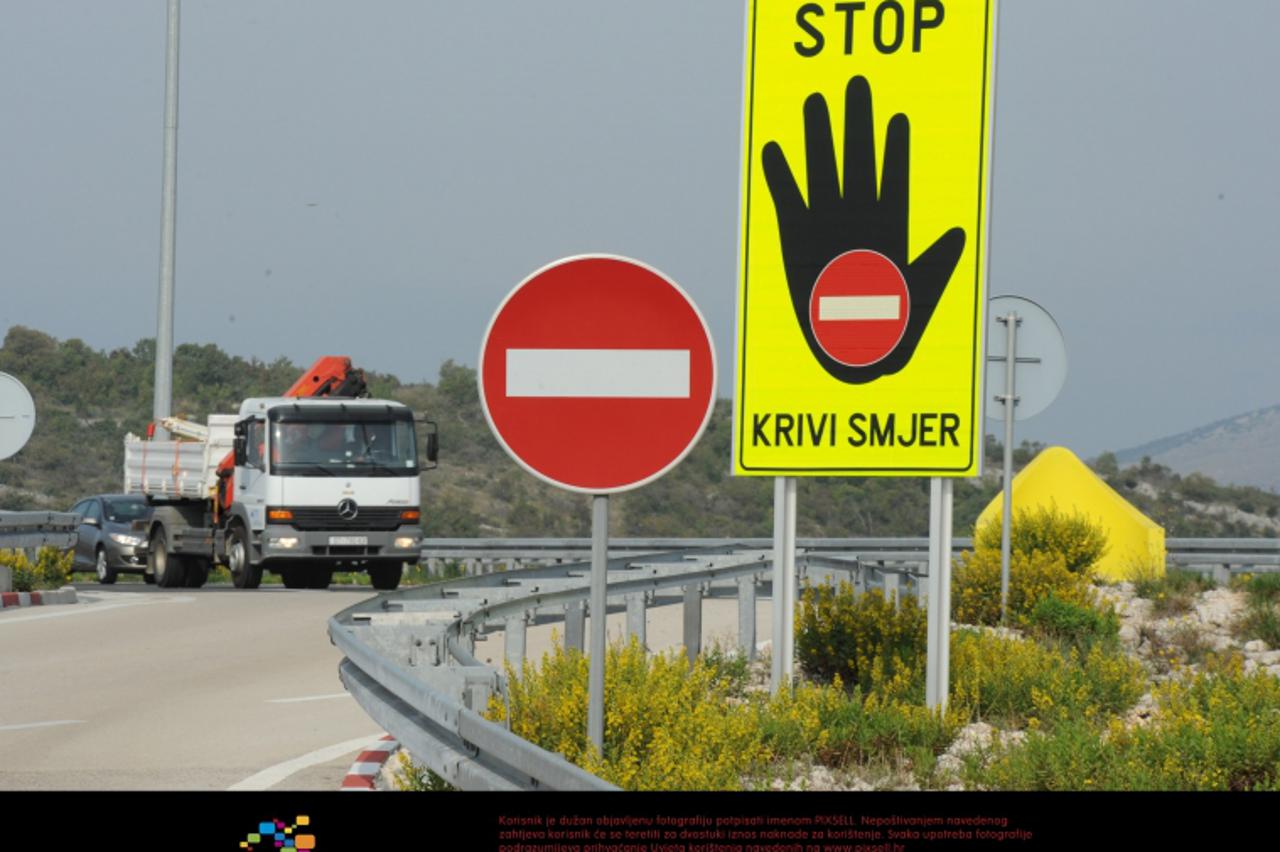 '27.10.2012., Vrpolje - Znak kretanja u krivom smjeru na autocesti A1, Zagreb - Split Photo: Hrvoje Jelavic/PIXSELL'