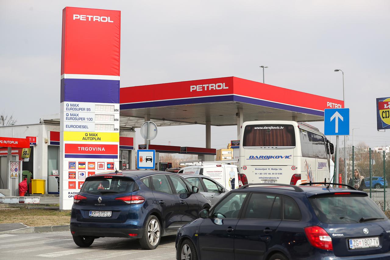 Zagreb: Gužva na benzinskoj postaji zbog najave poskupljenja goriva