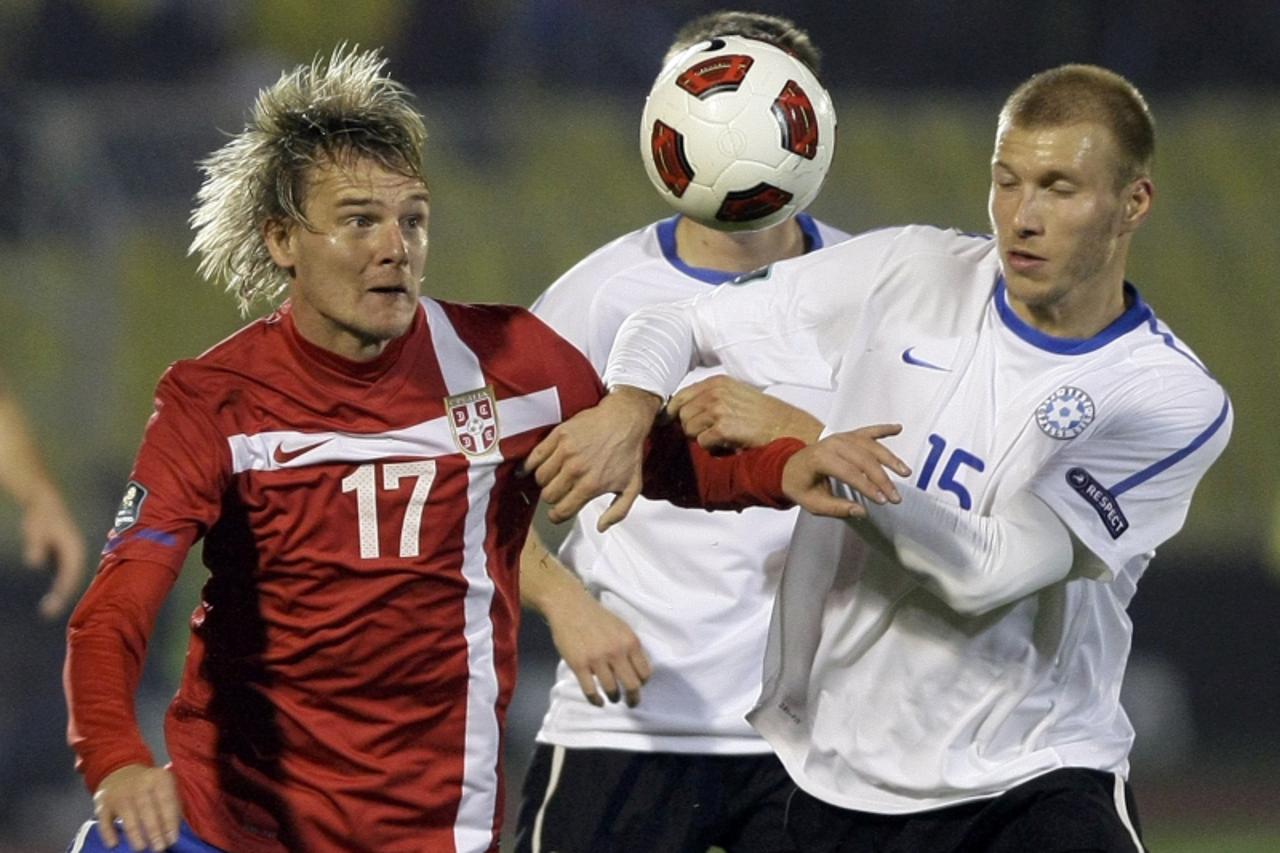\'Serbia\'s Milos Krasic (L) is challenged by Estonia\'s Ragnar Klavan (R) during their Euro 2012 qualifying soccer match in Belgrade, October 8, 2010.  REUTERS/Marko Djurica (SERBIA  - Tags: SPORT SO