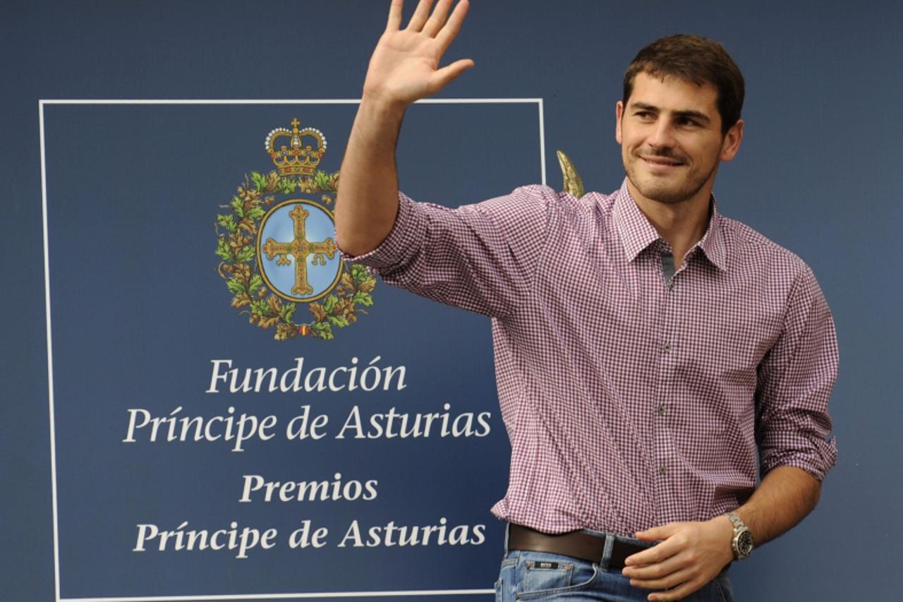'Spain\'s soccer player Iker Casillas waves as he arrives at the Reconquista Hotel to attend the Prince of Asturias Award in Oviedo, October 26, 2012. Casillas and soccer player Xavi Hernandez have jo