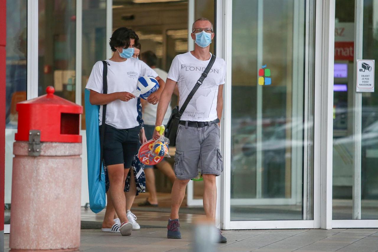 Od sutra u svim trgovinama obavezno nošenje zaštitnih maski