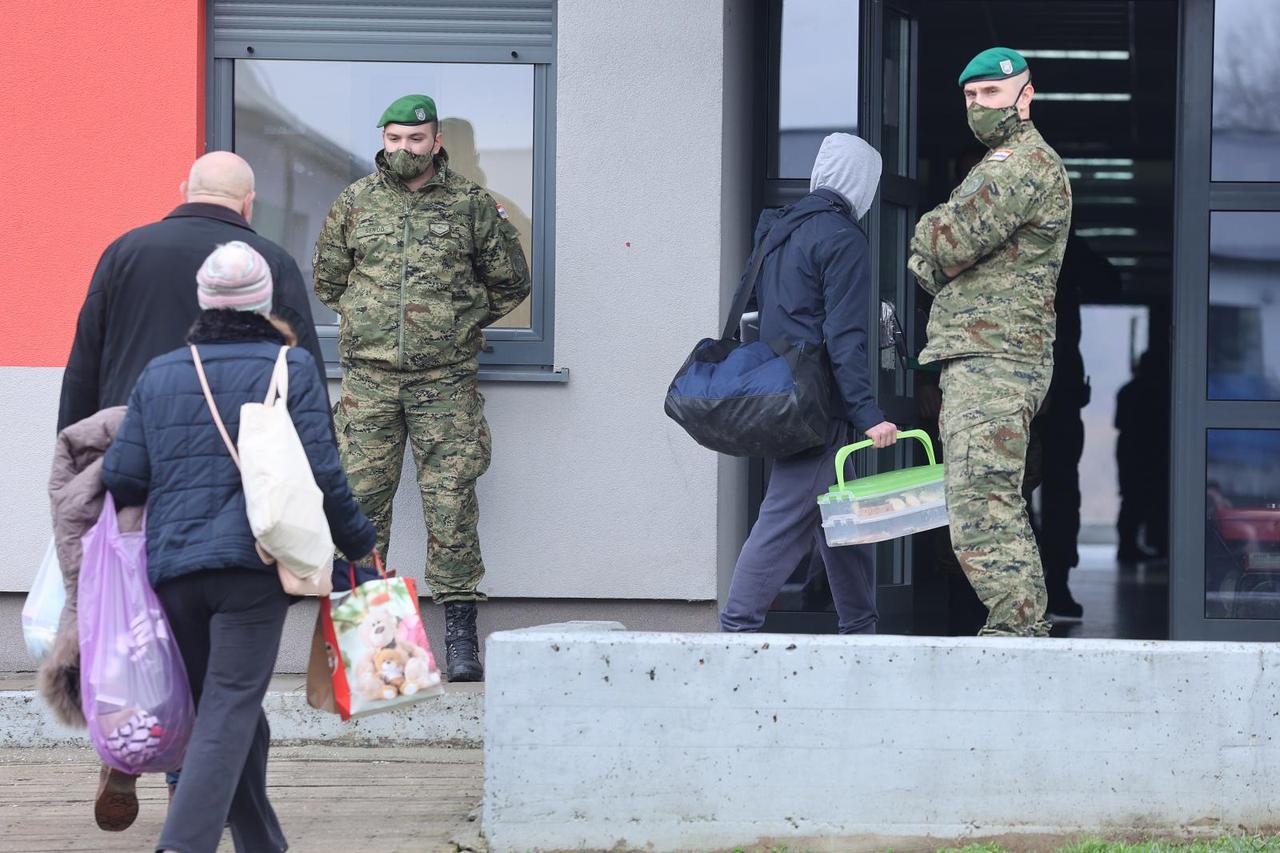 Petrinja: Predsjednik Milanović obišao vojarnu gdje se zbrinjavaju žrtve potresa