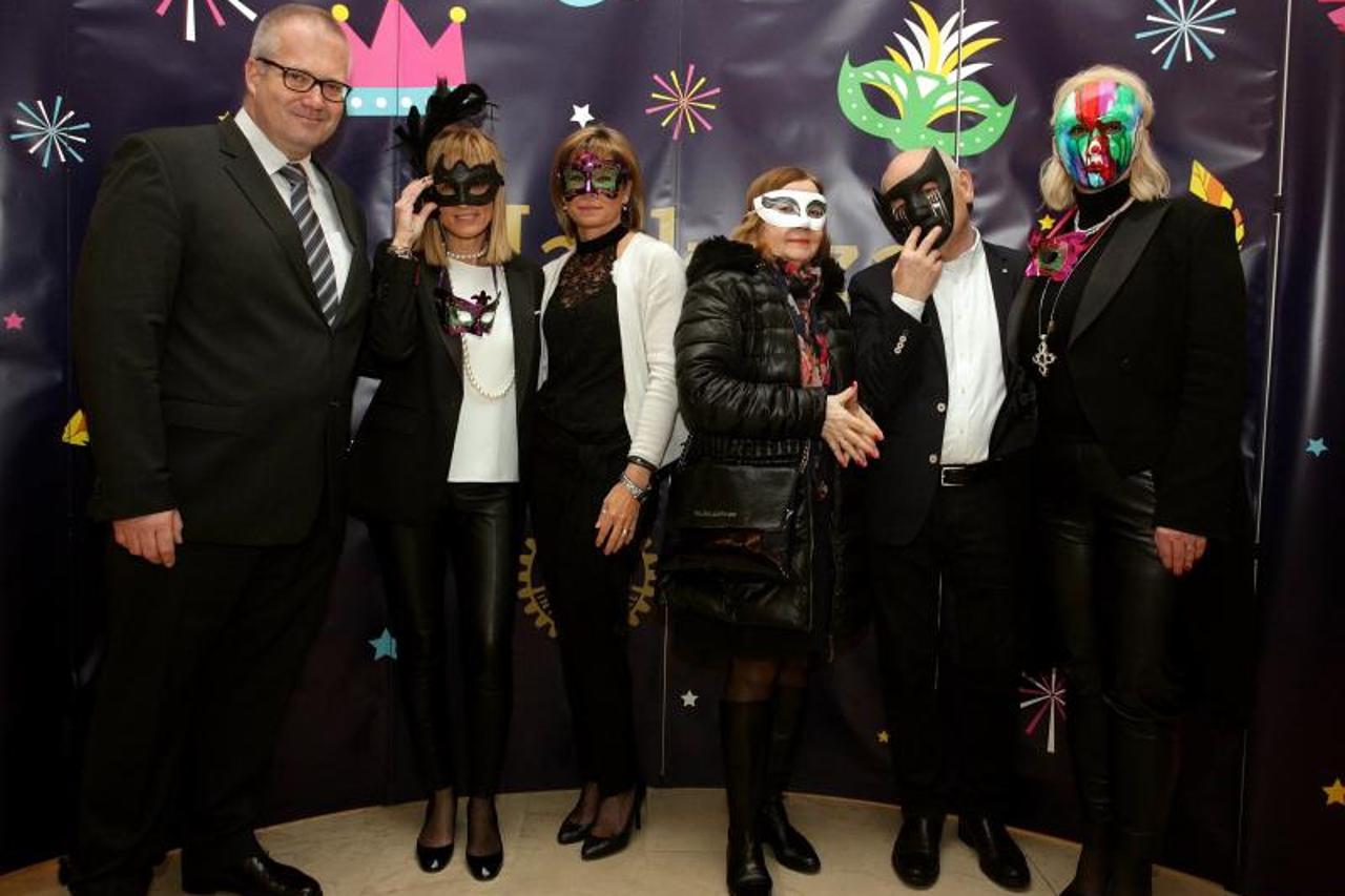 Zagreb: U galeriji Kovićevi dvori održana aukcija maski koje su izradile poznate osobe