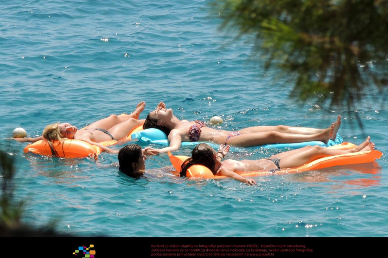 '28.08.2012.,Hvar - Turisti uzivaju u Jadranskom moru kod Hvara. Photo: Dalibor Urukalovic/PIXSELL'
