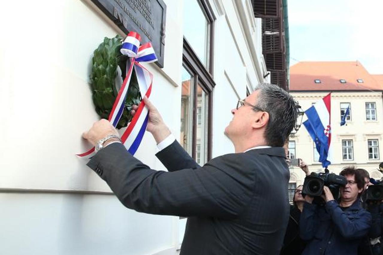 Predsjednik Vlade Republike Hrvatske Tihomir Oreskovic polozio je lovorov vijenac na spomen-plocu na zgradi Vlade RH