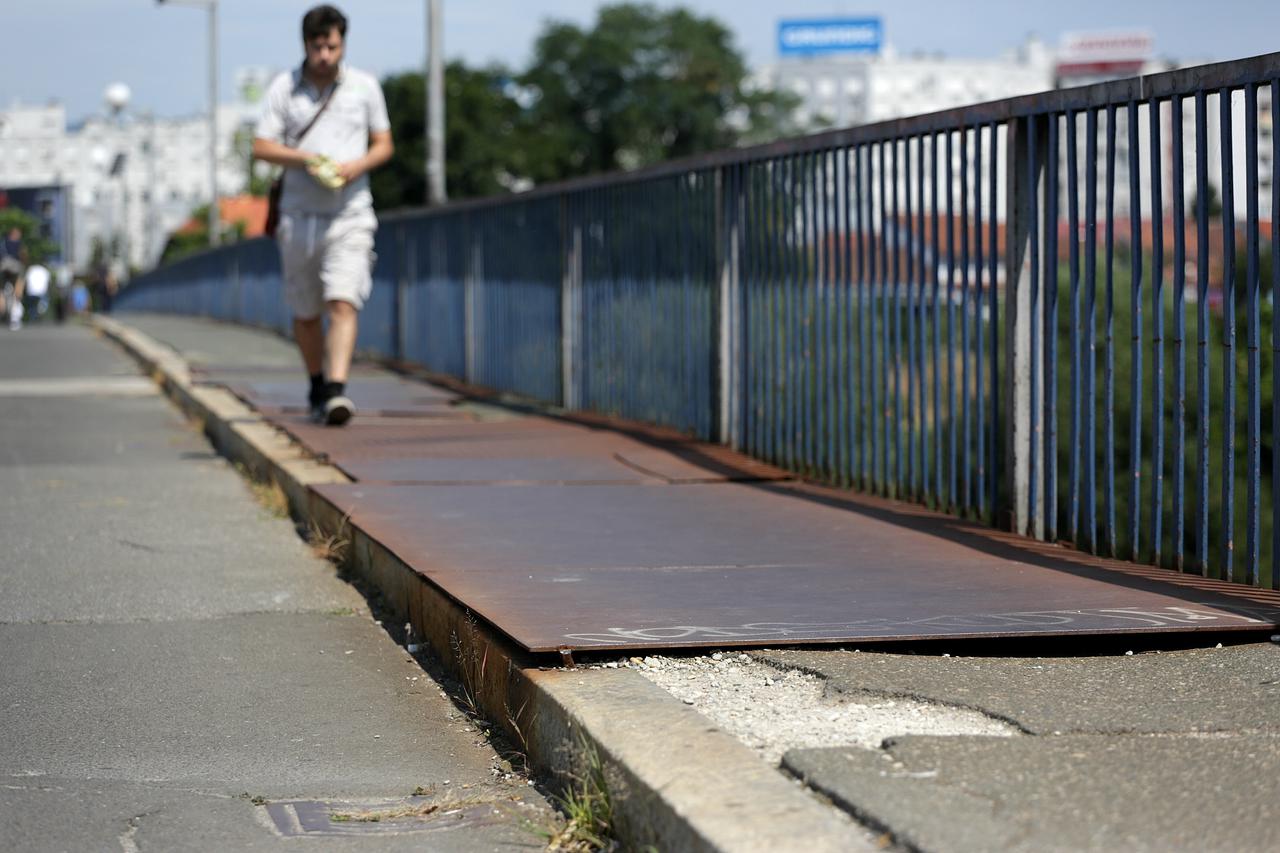 20.07.2015., Zagreb - Pjesacki most koji spaja Kajzericu i okretiste tramvaja na Savi.Photo: Zarko Basic/PIXSELL