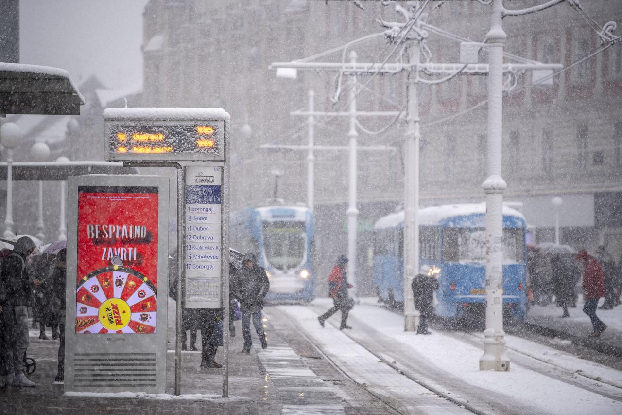 Zagreb: Snijeg ne prestaje padati