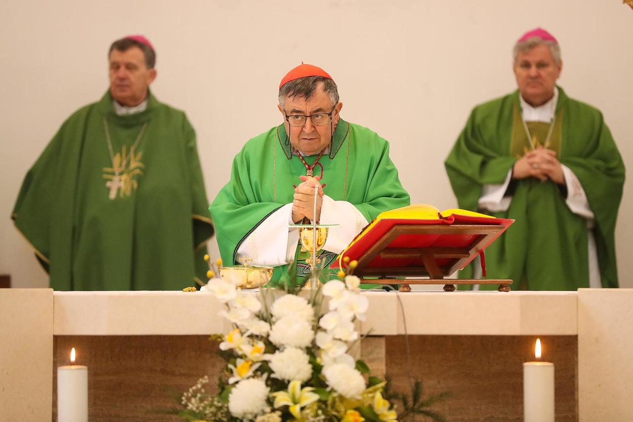 Glina: Nadbiskupi Puljić i Vukšić služili misu u crkvi sv. Ivana Nepomuka