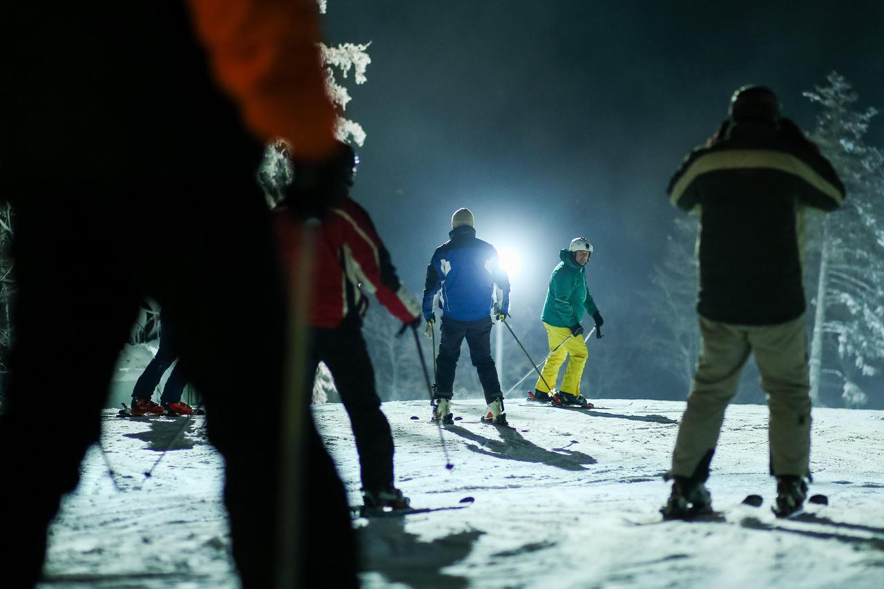 Zagreb:  Tradicionalnim noćnim skijanjem otvorena je nova sezona skijanja na Sljemenu