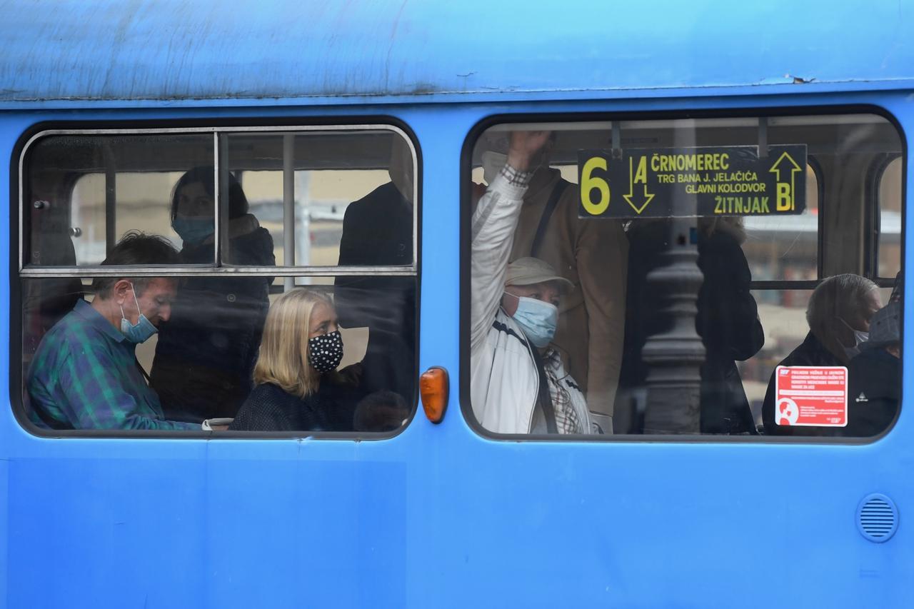 Zagreb: Putnici u javnom gradskom prijevozu paze na sebe i druge noseći maske