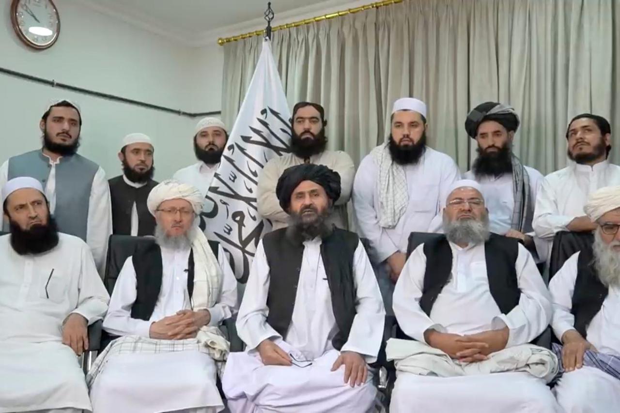 Politički čelnik i glavni talibanski pregovarač Abdul Ghani Baradar Akhund (dolje u sredini), snimljen sa svojim savjetnicima nakon osvajanja glavnoga afganistanskog grada Kabula. Očekuje se da će on postati novi predsjednik Afganistana