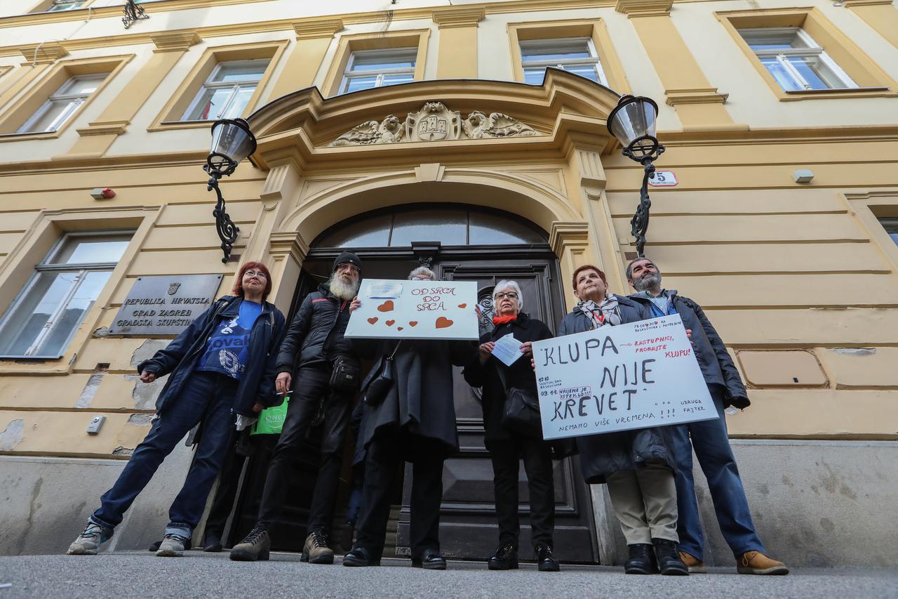 Zagreb: Mirni prosvjed Udruge beskućnika ispred Gradske skupštine