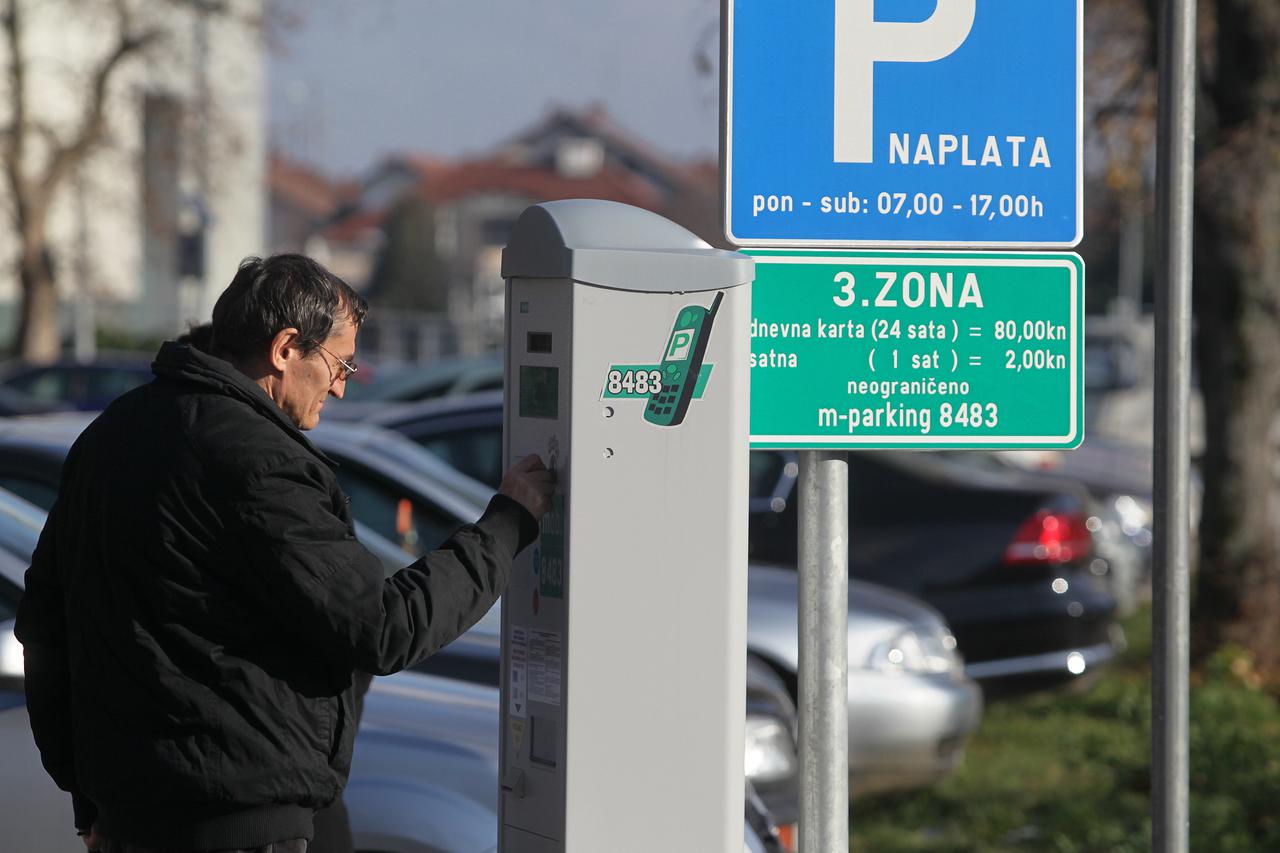 07.12.2012., Koprivnica - Na parkiralistu Opce bolnice Dr. Tomislav Bardek nije dozvoljeno parkiranje vozacima koji imaju mjesecne karte.  
