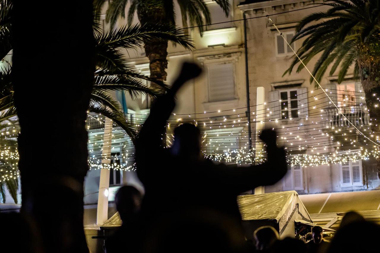 Odlična atmosfera na ulicama Splita u novogodišnjoj noći