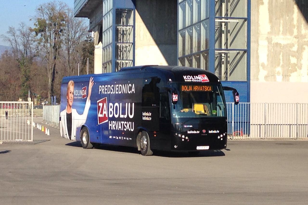 Kolindin autobus u krugu Dinamovog stadiona