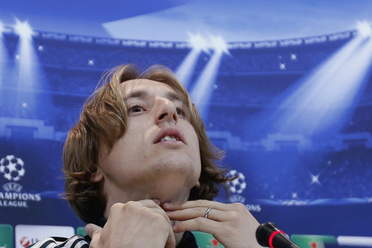 'Real Madrid\'s Luka Modric arrives for a news conference outside Madrid December 3, 2012. Mourinho refused to add to the media speculation surrounding his future as Real Madrid coach on Monday, but f
