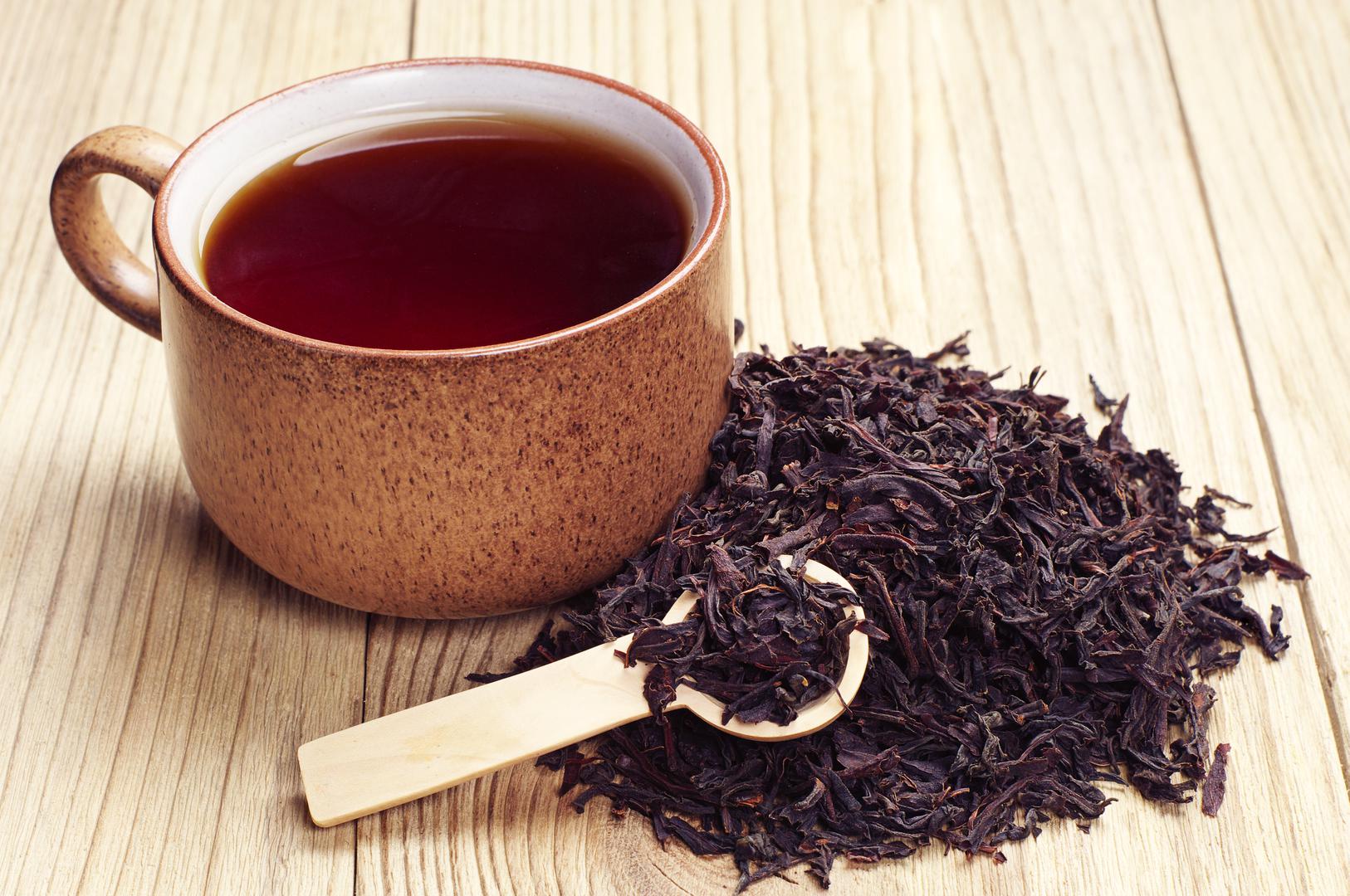 Crni čaj svakako biste trebali piti, osim što je jako ukusan, sadrži i mnogo nutritivnih sastojaka koji pomažu u mršavljenju, sprječavanju nastanka raka, dijabetesa. 

