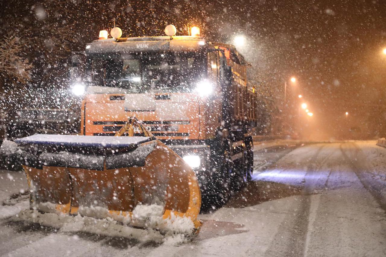 Zagvozd: Zimske službe neprekidno čiste snijeg na glavnim prometnicama