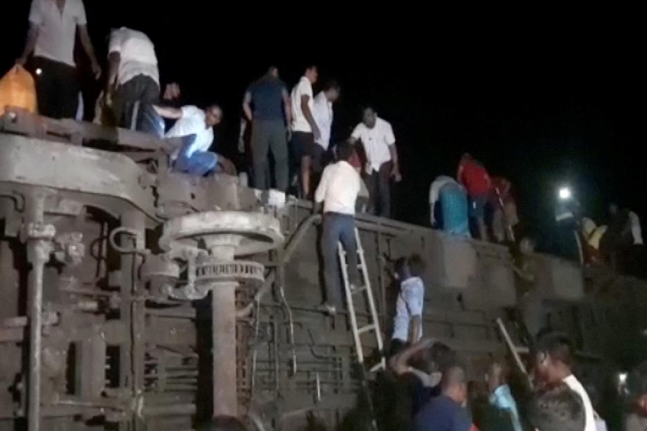 Velika tragedija u Indiji: U sudaru vlakova poginulo gotovo 300 ljudi