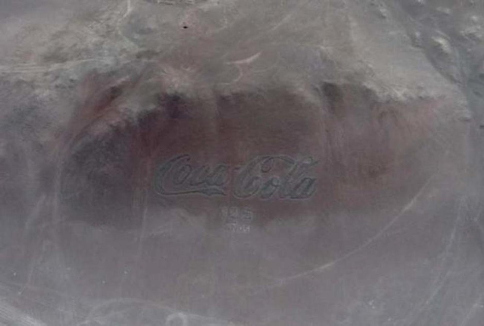 Logo "Coca-Cola" na planini – Napravljen je u Čileu 1986. godine od 70.000 praznih boca Coca-Cole povodom 100 godina postojanja najpoznatijeg bezalkoholnog pića na svijetu.