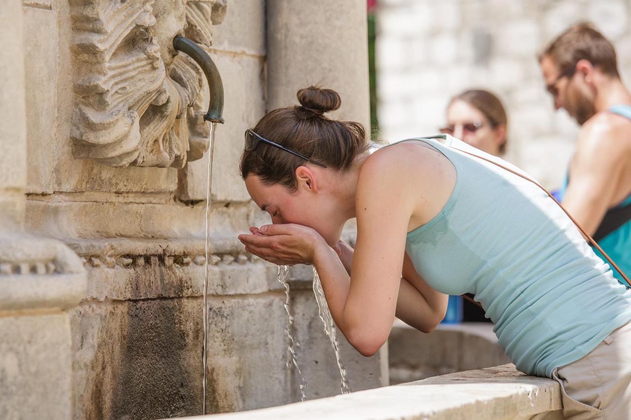 Dubrovnik: Turisti na gradskim fontanama potražili osvježenje od visokih temperatura 