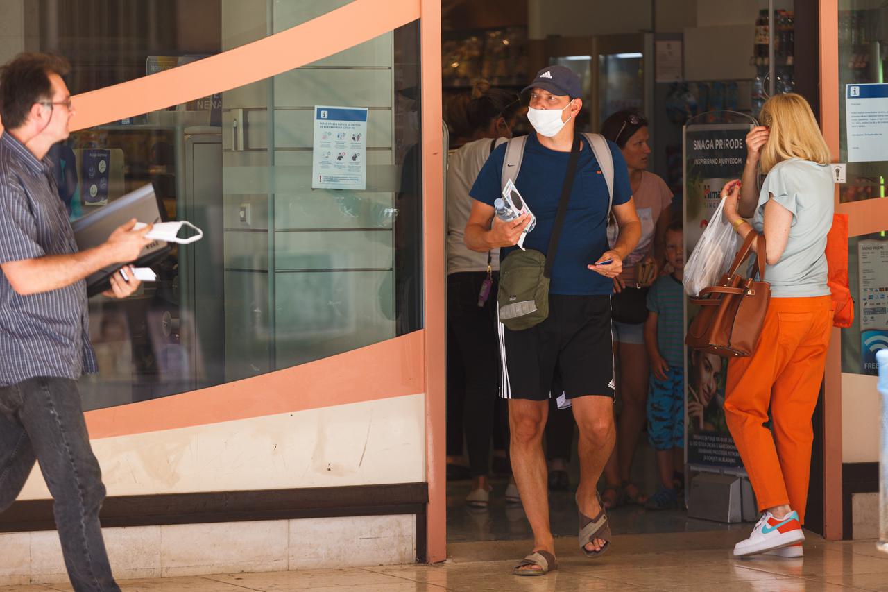 Zadar: Građani i turisti pridržavaju se novih mjera noseći maske