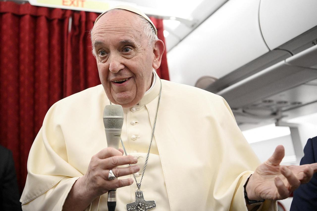 Papa Franjo razgovarao s novinarima u papinskom zrakoplovu na povratku s Malte u Rim