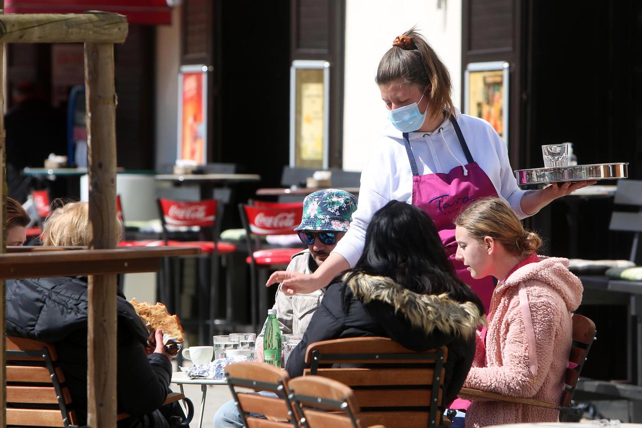 Karlovac: Sunčano vrijeme izmamilo je brojne građane na terase kafića