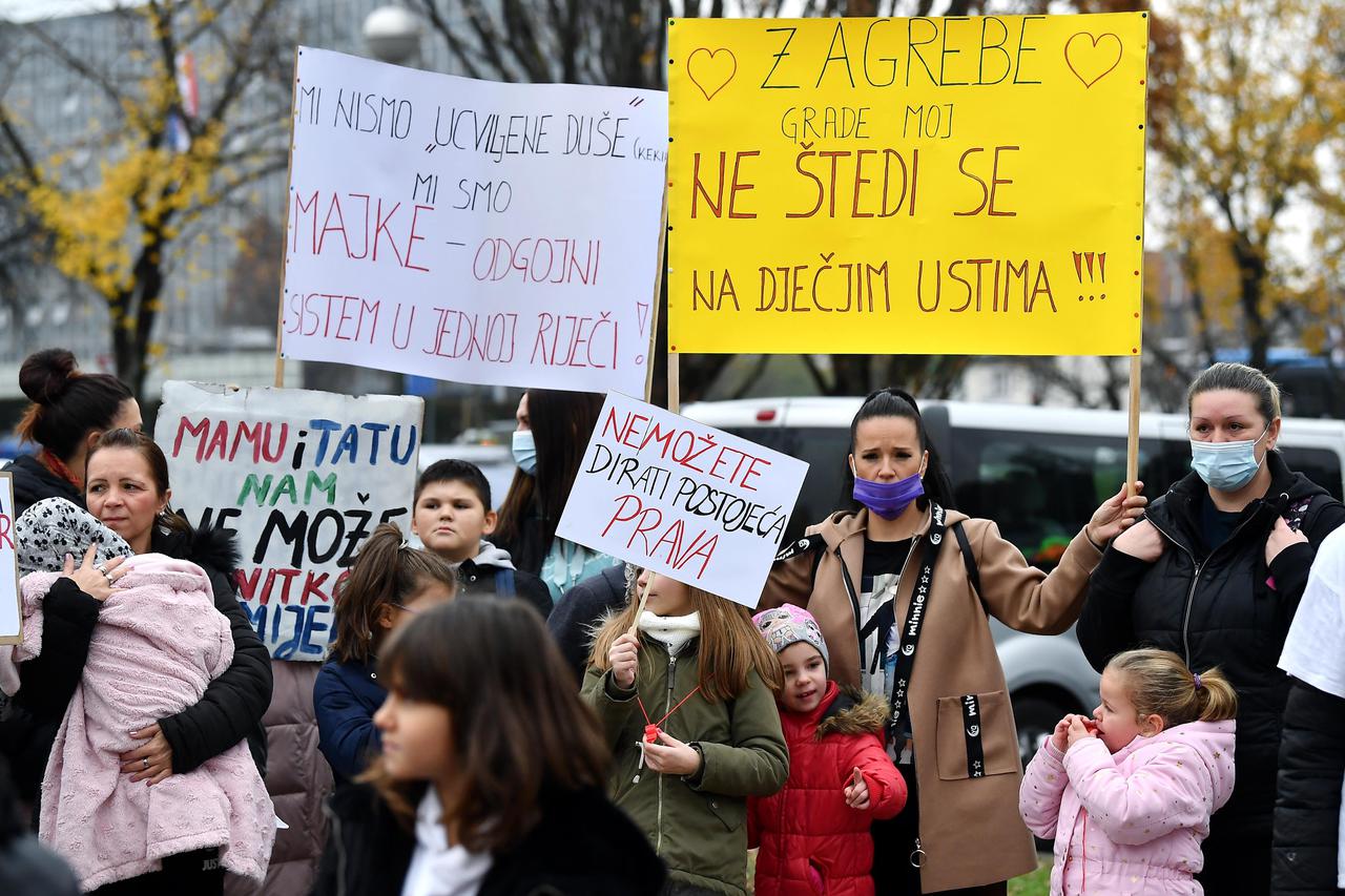 Zagreb: Prosvjed ispred Gradskog poglavarstva zbog ukidanja mjere roditelj odgojitelj