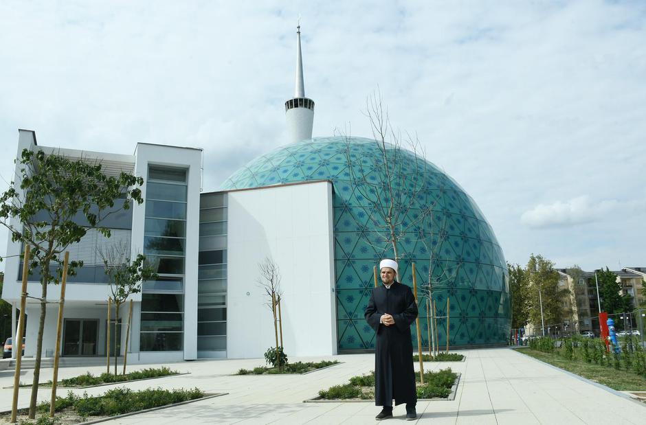 

Sisački imam Alem efendija Crnkić ispred Islamskog kulturnog centra