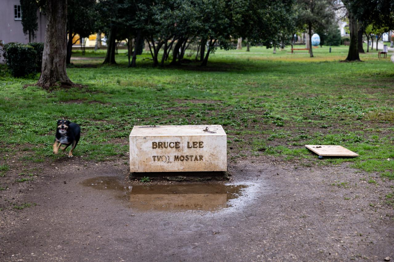 Mostar: Nestao kip Bruce Leeja iz gradskog parka