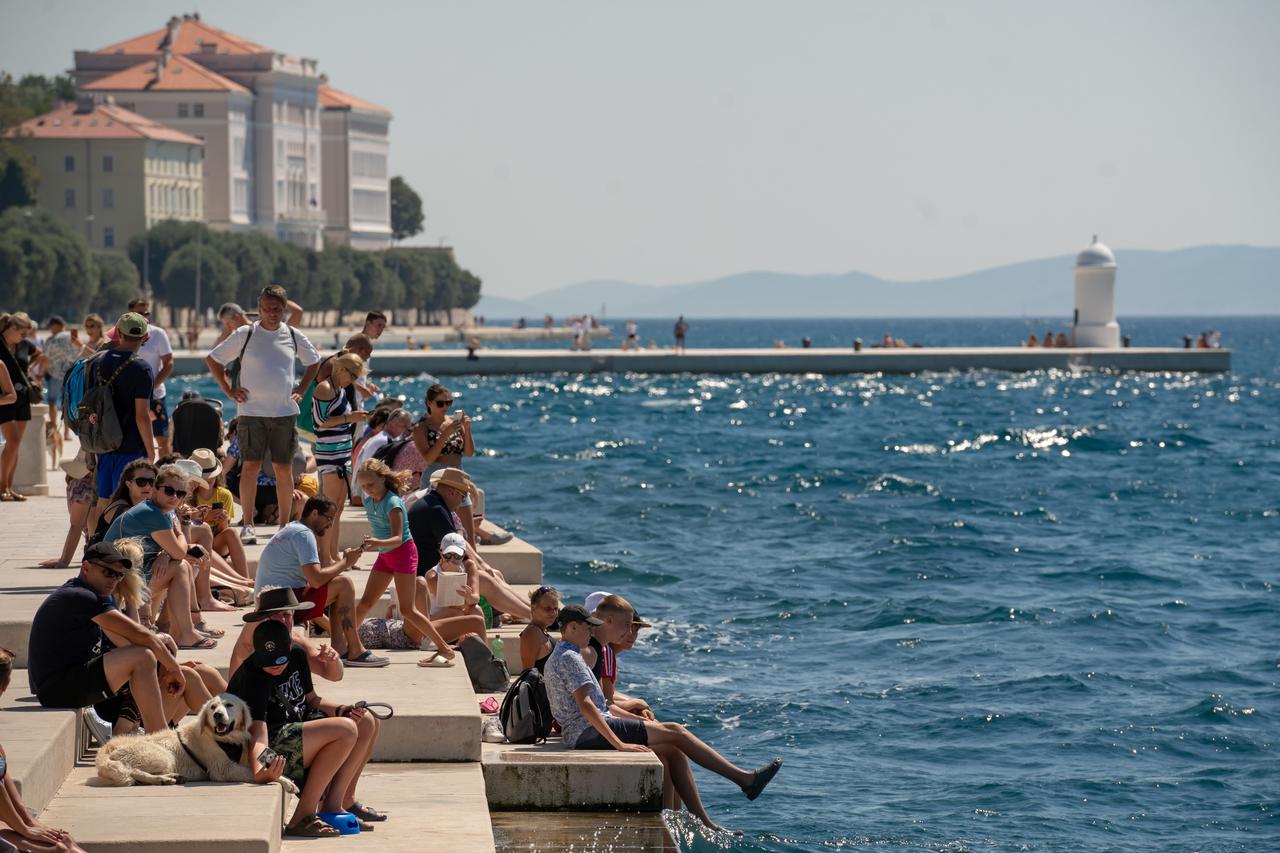 Zadarska riva prepuna je kupača i šetača