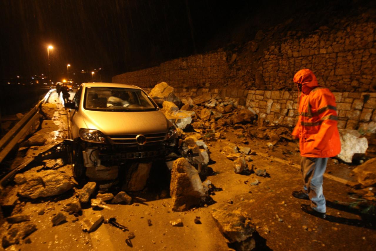 '11.03.2010., Split - Na jadranskoj magistrali D8 u Krilu Jesenice, na dionici Split-Omis oko 19 sati doslo je do odrona vece kolicine kamenja na cestu i u more. Kamenje je zatrpalo jedan automobil.  