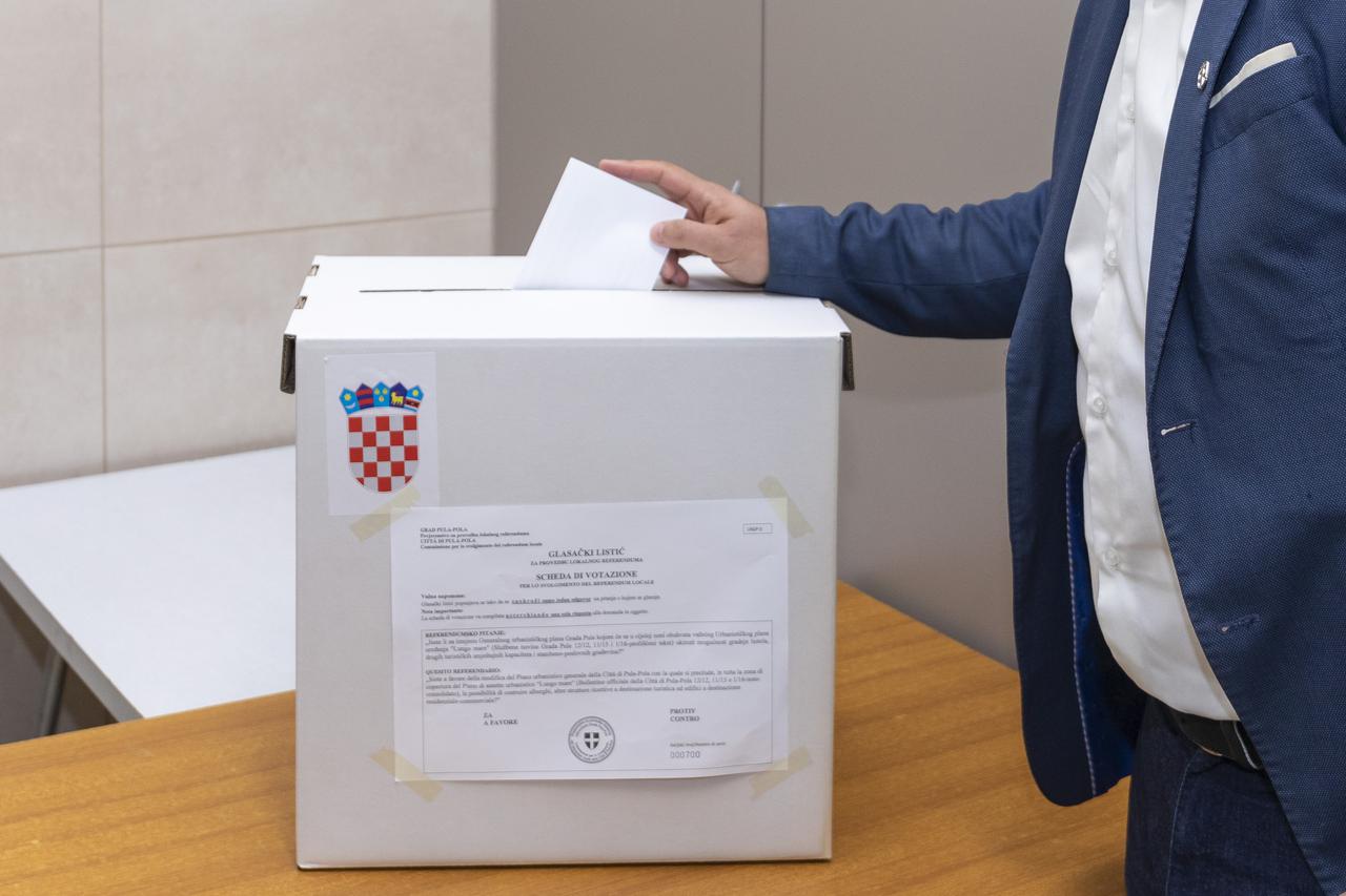 Gradonačelnik Zoričić sa suprugom glasao na referendumu u Puli